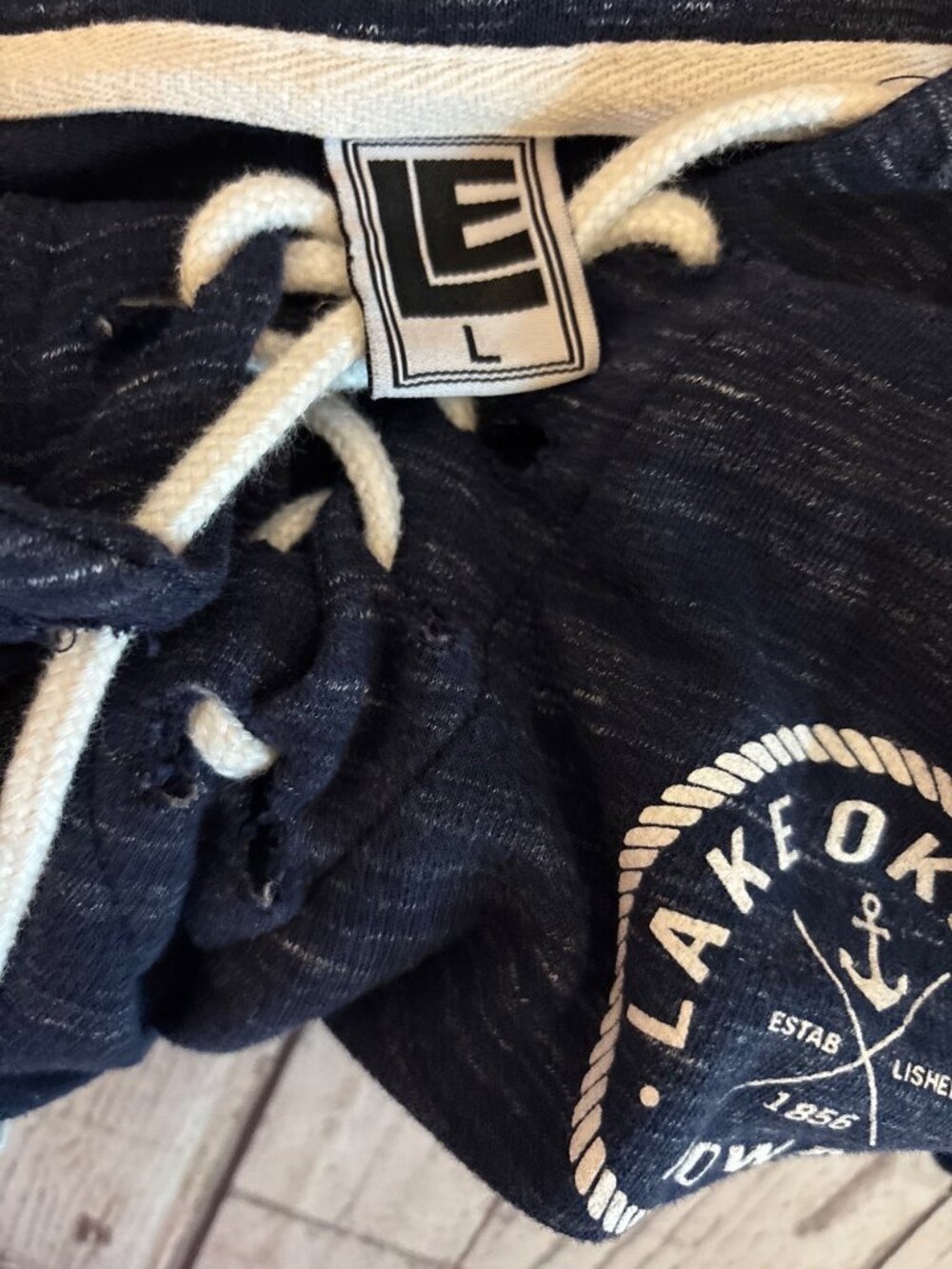 LE Lake Okoboji Iowa Nostalgic Beach Navy Fleece Slipover Size Large - Picture 8 of 9